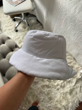 Alo Good Shade White Puffer Bucket Hat